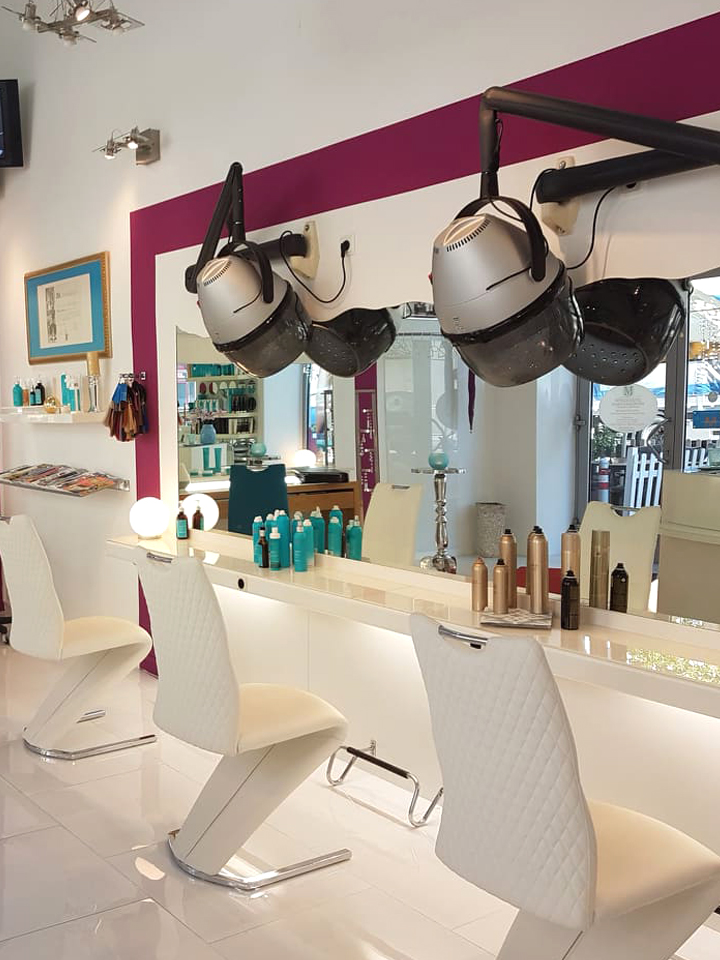 Styling Lounge, Hairdresser, Hair Salon Mittelscheitel Hair Art Vienna, haircut, hair styling, hair care, head massage, Moroccanoil salon, hair extension and compaction, curling, gloss treatments